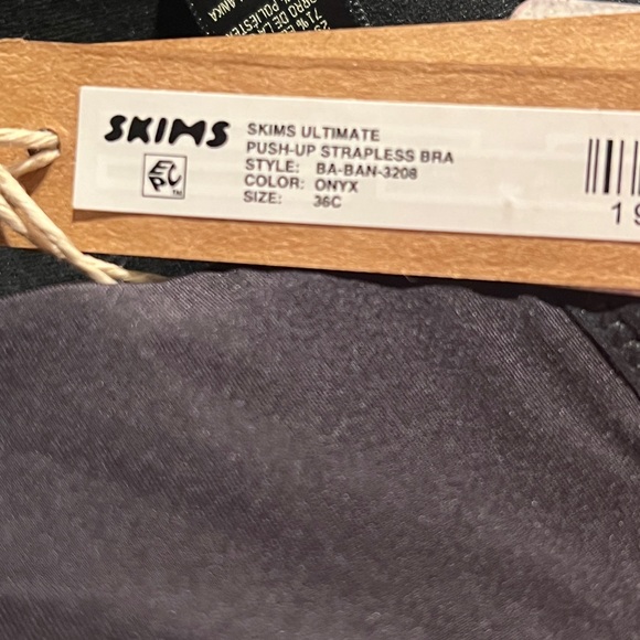 Skims Ultimate Push Up Strapless- Black convertible Bra - Picture 7 of 9